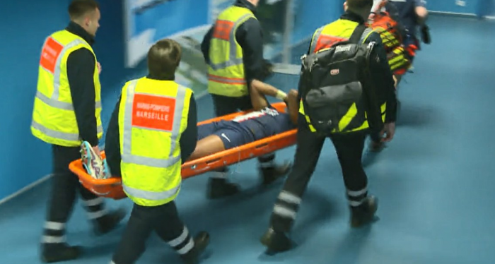 Ważny piłkarz PSG zniesiony na noszach. W rewanżu z Bayernem nie zagra